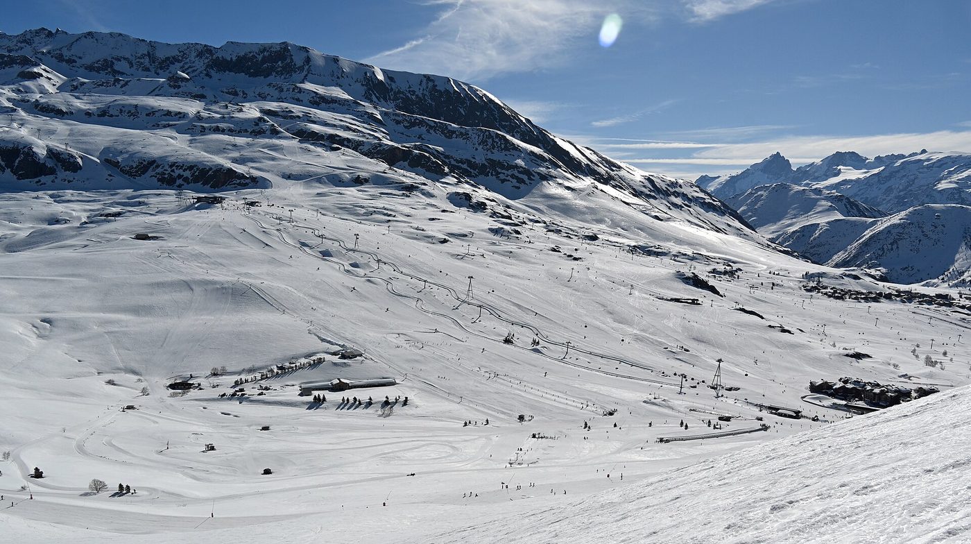 Wide view of pistes and chairlifts across the Les Jeux area of Alpe d’Huez ski resort in winter